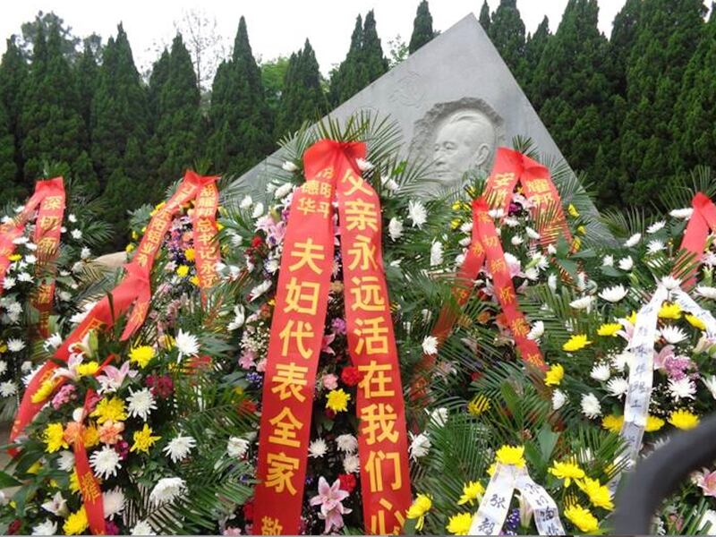 早年間胡耀邦之子及家人在江西共青城祭奠胡耀邦。 （朱毅提供）