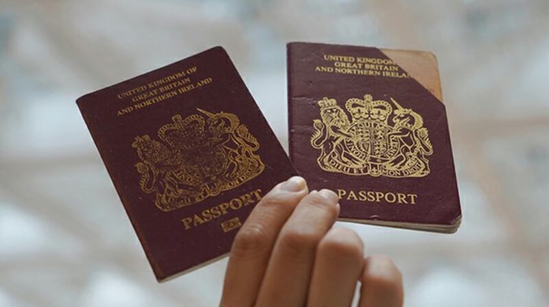 图为英国公民海外护照封面。英国政府宣布从明年一月起将开放持有英国公民海外护照(BNO)的香港人入境英国签证申请。(美联社)