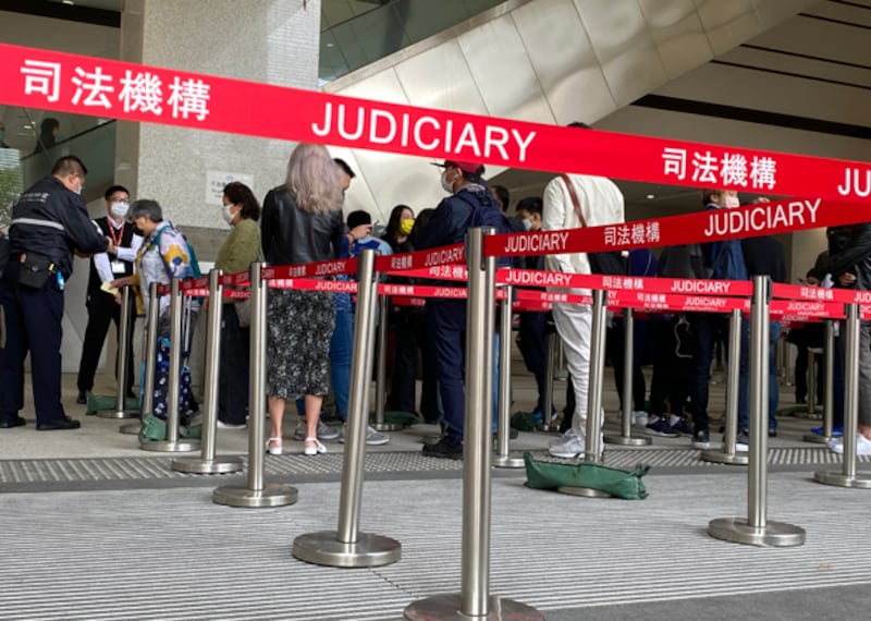 2022年1月13日，市民排隊旁聽，聲援被告鄒家成。（董舒悅 攝）