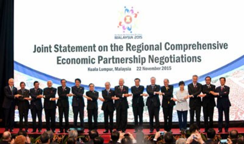 Thủ tướng Trung Quốc Lý Khắc Cường tham dự buổi thảo luận về Hiệp định RCEP tại Kuala Lumpur, Malaysia, ngày 22 tháng 11 năm 2015.
