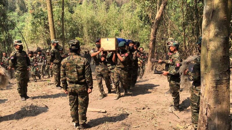 ချင်းအမျိုးသားကာကွယ်ရေးတပ် CNDF တပ်ဖွဲ့ဝင် တစ်ဦး၏ ဈာပန အခမ်းအနားအား ၂၀၂၂ ခုနှစ် ဒီဇင်ဘာလ ၉ ရက်နေ့က တွေ့ရစဉ်။ (Photo: Chin National Defense Force)