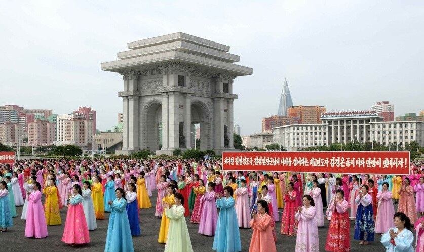 지난 2018년 북한 정권수립 70주년을 기념해 평양 개선문 광장에서 조선사회주의여성동맹원 등이 춤을 추고 있다.