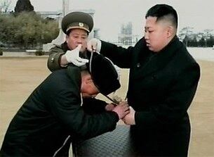 조선중앙TV는 지난 7일 제597연합부대 지휘부(동해함대사령부)와 산하 부대 시찰을 방송하면서 김정은이 장병에게 소총 1자루를 건네주고 쌍안경을 목에 걸어주는 사진을 내보냈다.