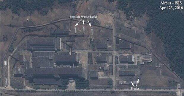 미국 과학국제안보연구소(ISIS)가 공개한 북한 영변 핵연료 재처리시설의 모습. 윗쪽의 흰 화살표들이 핵폐기물 저장탱크로 보이는 구조물을, 오른쪽 아래의 흰 화살표들이 트럭을 각각 가리키고 있다.