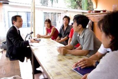 Ts. Nguyễn Đình Thắng tiếp xúc các công nhân Spektra Alucast, Mã Lai