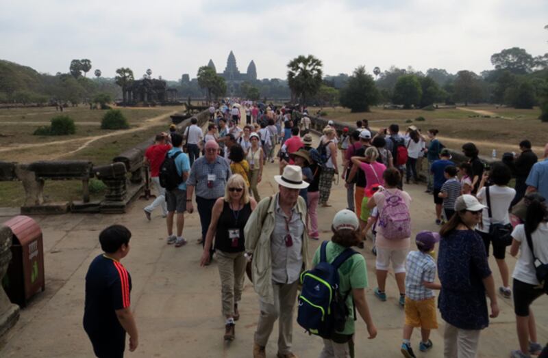 ភ្ញៀវ​ទេសចរ​ជាតិ និង​អន្តរជាតិ ដើរ​កម្សាន្ត​នា​បរិវេណ​ប្រាសាទ​អង្គរវត្ត ខេត្ត​សៀមរាប កាល​ពី​ថ្ងៃ​ទី​១៣ ខែ​មេសា ឆ្នាំ​២០១៤។