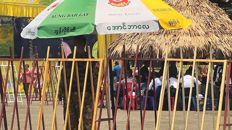 စစ်ကောင်စီတပ်ဖွဲ့ဝင်တစ်ဦးအား ၂၀၂၃ ခုနှစ်၊ ဧပြီလ ၁၃ ရက်နေ့က ရန်ကုန်မြို့၊ ပြည်သူ့ရင်ပြင် ရေကစားမဏ္ဍပ်များအနီးတွင် တွေ့ရစဉ်။ (Photo: RFA)