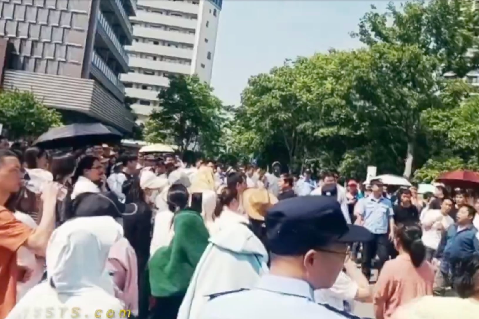 乌镇“生迪光电”倒闭 逾千员工抗议有人被抓 前员工:已欠薪半年