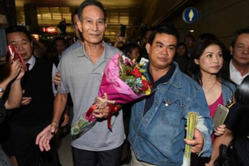 Blogger Điếu Cày Nguyễn Văn Hải rời phi trường ở Los Angeles hôm 21/10/2014. AFP photo 