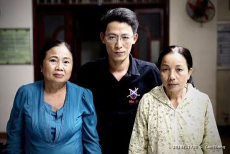 Anh Nguyễn Lân Thắng chụp cùng mẹ và dì của anh Hồ Duy Hải