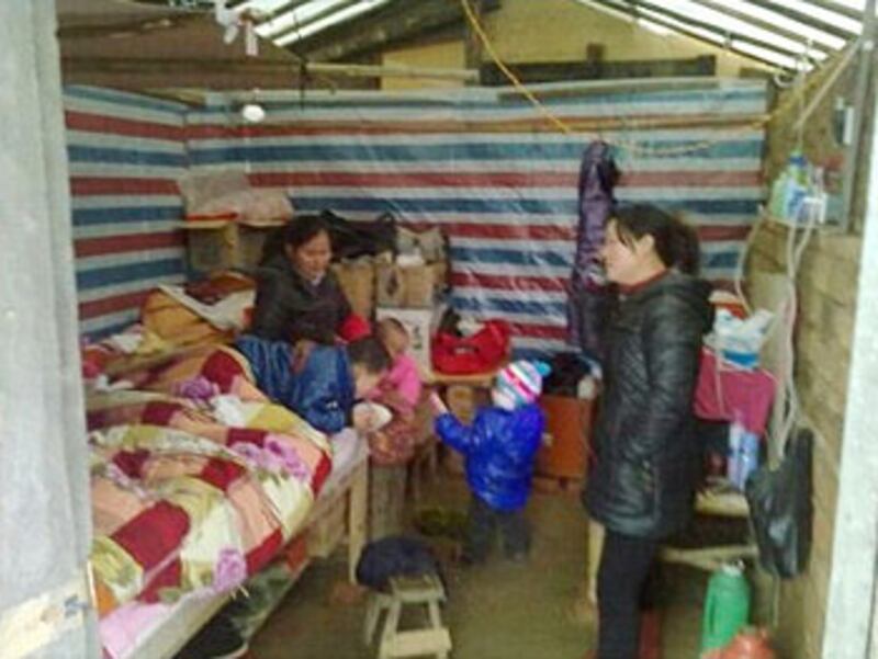 安徽望江縣慈湖村農民房屋被拆掉後，不滿安置點，村內搭建帳篷居住，難熬嚴冬落雪。（照片由徐光亞提供）