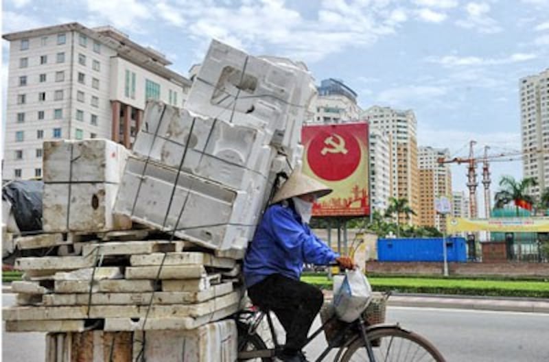 Nghề mua bán ve chai, đồ phế thải cũng rất thịnh hành vì số người thất nghiệp ngày một nhiều. AFP