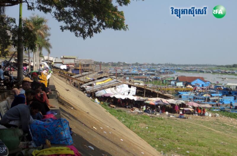មាត់​ច្រាំង​ទន្លេ​ផ្សារក្រោម ខេត្ត​កំពង់ឆ្នាំង។ រូបថត​ថ្ងៃ​ទី​៦ ខែ​មេសា ឆ្នាំ​២០១៥ 