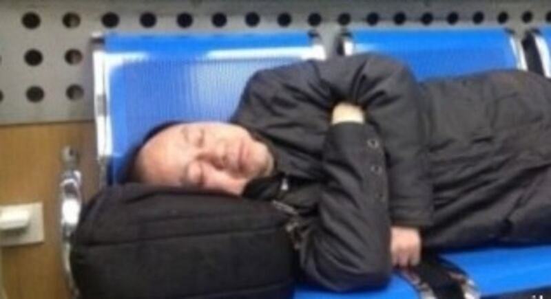 李建軍被拘期間，多名記者到派出所外聲援，其中包括剛離職的前《經濟觀察報》總編助理王克勤，期間他在派出所門外的長椅上小憩。（ 相片由周澤律師提供）