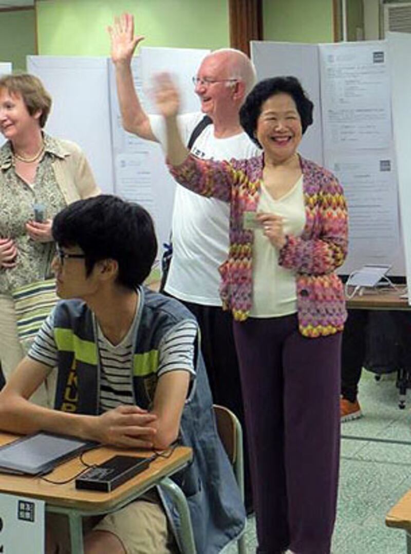 2014年6月22日，前政務司司長亦參與”佔中運動”發起的投票。（相片來源：和平佔中網頁）