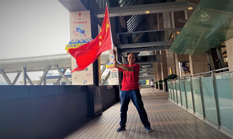 港人陳先生只帶了中國國旗來「慶香港回歸」。 （李若如攝）