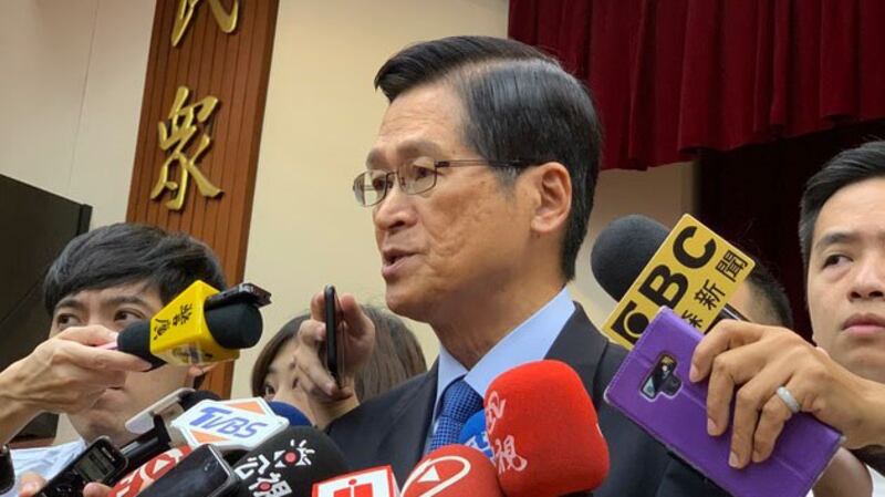 国防部长严德发13日在立法院受访证实，美舰再次穿越台海。（记者 黄春梅摄）