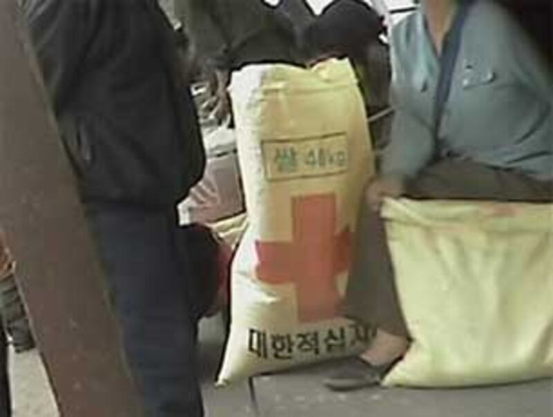 2005년 북한 함경북도 청진시 수남시장 풍경. 대한적십자사가 인도적 물품을 지원하는데 사용했던 쌀 40㎏ 분량의 포대가 보인다.