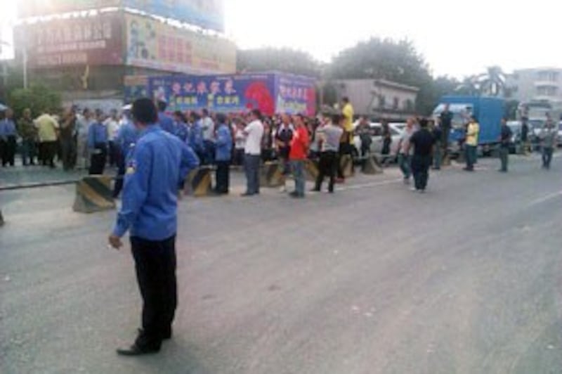 图片：工人拦路抗议。（中国茉莉花革命网站）