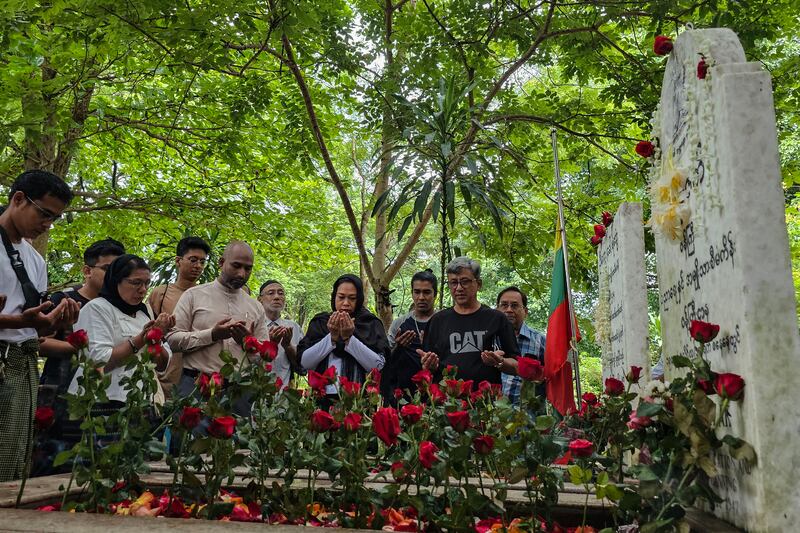 အာဇာနည်ခေါင်းဆောင် ဝန်ကြီးဦးရာဇတ်နဲ့ ရဲဘော်ကိုထွေးတို့ အုတ်ဂူမှာ မိသားစုဝင်‌တွေ၊ လူပုဂ္ဂိုလ်တွေနဲ့ အစ္စလာမ်ဘာသာဝင်တွေ ၂၀၂၃ ခုနှစ် ဇူလိုင် ၁၉ ရက်နေ့က အောက်မေ့ဖွယ် ဝတ်ပြုဆုတောင်းခြင်းနဲ့ ဂါရ၀ပြုကြစဉ်။ (Photo : RFA)