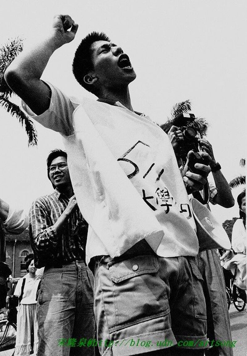 民进党籍立委钟佳滨当年参加台湾大学学生日示威活动。（钟佳滨脸书）