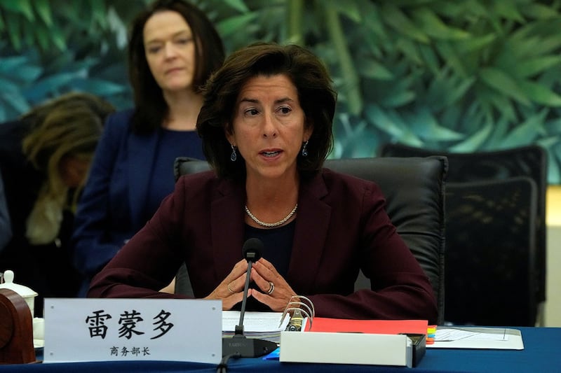 2023年8月28日,美国商务部长雷蒙多(Gina Raimondo)访中,与中国商务部长王文涛会谈。(路透社)