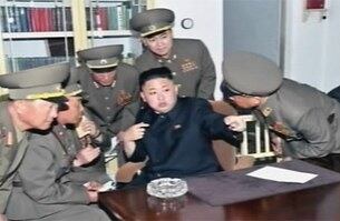지난 5월 북한 김정은 국방위원회 제1위원장이 인민군 제405부대를 방문해 군인들을 격려하는 가운데 군인들이 김 제1위원장의 말에 귀를 기울이고 있다. 