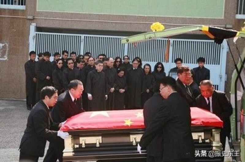 2006年11月，霍英东出殡时，棺木上覆盖了五星红旗。（Public Domain）