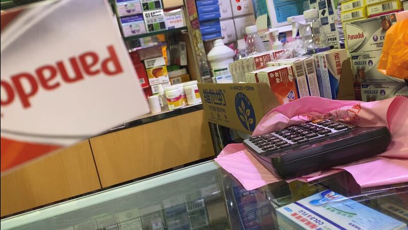 多間藥房店員向記者稱，未知何時恢復正常供應，即使補貨亦僅搶到數十盒，價格較以往貴約一倍。（李若如 攝）