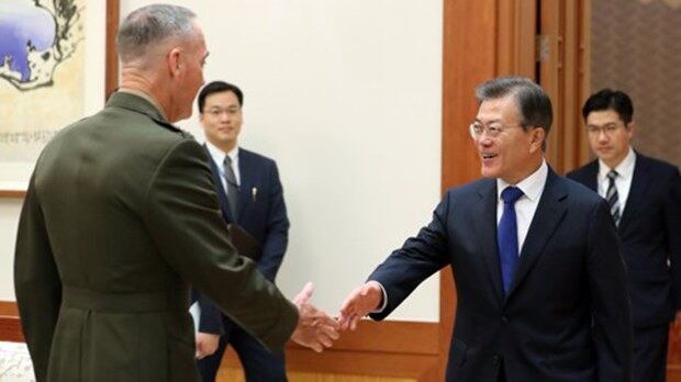 문재인 대통령이 14일 오후 청와대 본관에서 예방한 조지프 던퍼드 미 합참의장을 만나 악수하고 있다.
