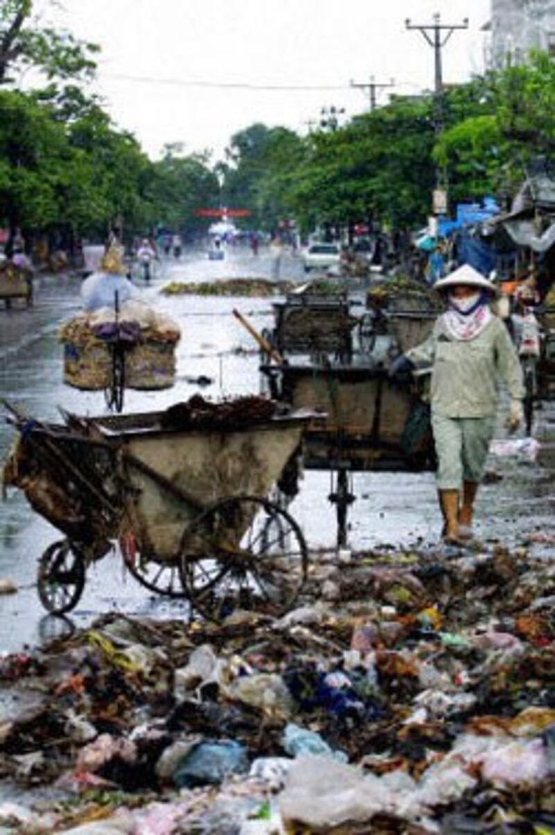 Rác thải trên đường phố cũng là một trong những nguyên nhân làm nước đục và nhiễm bẩn. AFP Photo