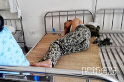 ....Lúc 12h30, sau khi uống thuốc và ăn được một chút sữa, phi công Hùng đã bình tâm hơn và bắt đầu ngủ được. Tuy nhiên, anh vẫn chưa nói được, giao tiếp với mọi người chỉ bằng cách gật hoặc lắc đầu ( báo Lao Động 7/7/2014)