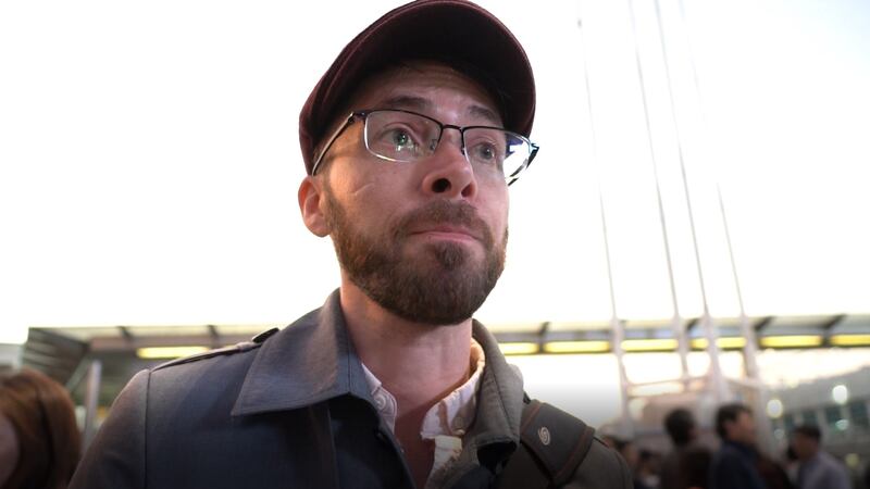 美國訪港遊客阿當(Adam Roberts)表示,對香港警察的暴力行為感到驚訝。(李智智攝)