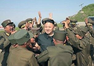 김정은 북한 국방위원회 제1위원장이 지난 2일 강원도 중부 최전방에 있는 오성산 초소들과 제507군부대를 시찰했다고 조선중앙통신이 3일 보도했다. 