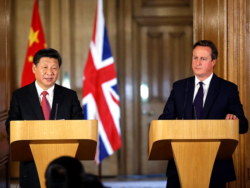 2015年英國前首相卡梅倫宣布中英關係進入「黃金時代」，當年10月習近平訪英。（中國政府網圖片）