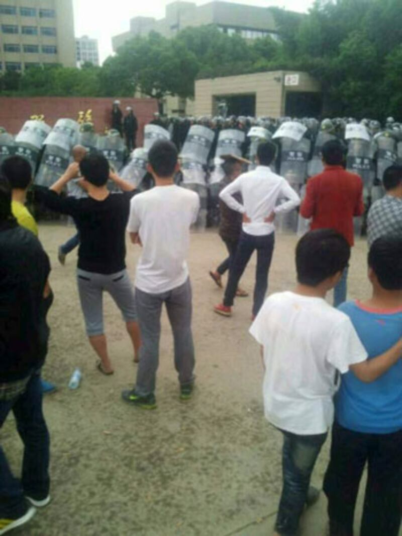 10月15日，餘姚災民不滿政府救災遲緩進行示威，有情緒激動的示威者向警察扔雜物。（示威者拍攝）
