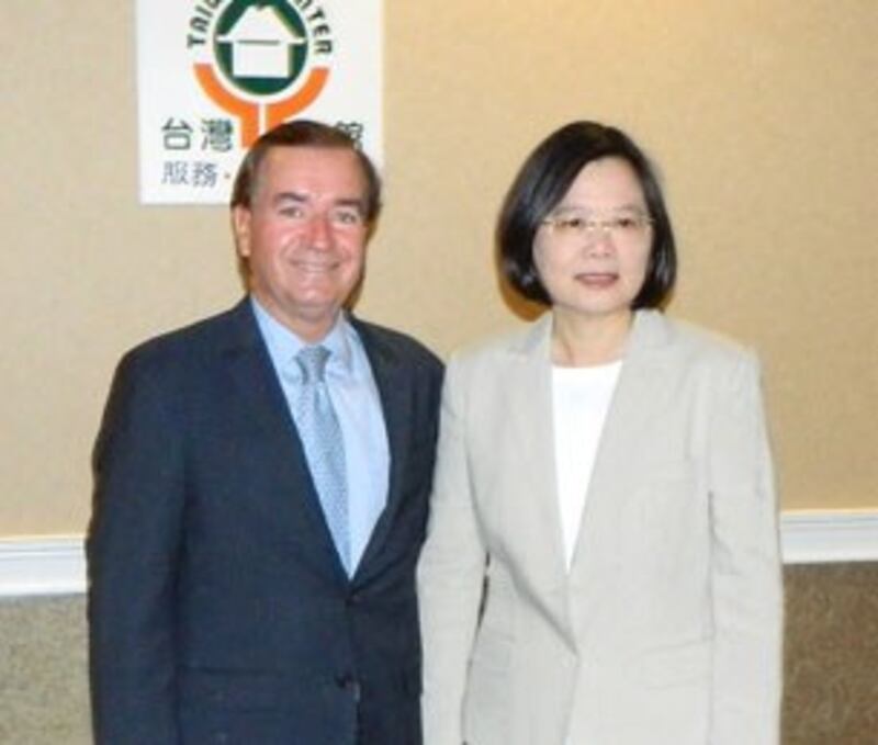 图片：美国联邦众议员罗伊斯(Ed Royce,左)出席蔡英文演讲餐会。 (记者萧融拍摄) 