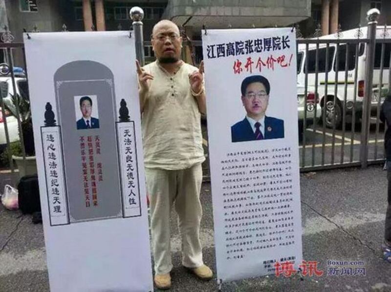 吴淦惊世骇俗的行为艺术。(玉品健提供)