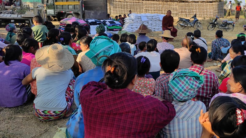 စစ်ကိုင်းတိုင်း ချောင်းဦးမြို့နယ်မှ စစ်ဘေးဒုက္ခသည်များအား ၂၀၂၃ ခုနှစ်၊ ဇန်နဝါရီလ ၄ ရက်နေ့က တွေ့ရစဉ်။ (Photo: Citizen Journalist)
