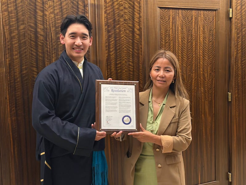 ཕྱི་ལོ་ ༢༠༢༦ ཟླ་ ༦ ཚེས་ ༢༤ ཉིན་མི་ནེ་སོ་ཊའི་སེནཊི་པོལ་གྲོང་ཁྱེར་གྱིས་གྲོས་ཆོད་གཏན་འབེབས་གནང་པ་དང་།  ཨ་རིའི་རྒྱལ་ཡོངས་དྭང་བླངས་ཞུ་གཏུག་ལས་འགུལ་གྱི་འབྲེལ་མཐུད་པ་བསྟན་འཛིན་ཆོས་བཟང་ལགས་དང་།  མི་ནེ་སོ་ཊ་བོད་རིགས་ཚོགས་པའི་ཚོགས་གཙོ་བསྟན་འཛིན་ལྷ་མོ་ལགས་རྣམ་གཉིས།