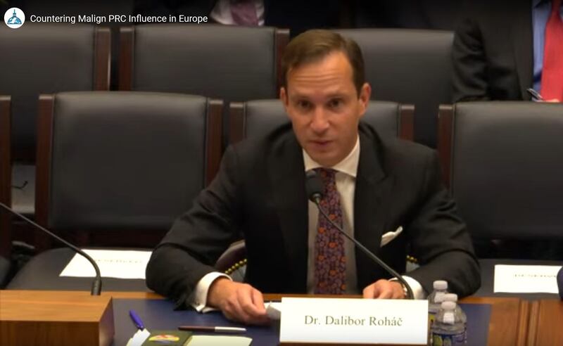 华盛顿智库美国企业研究所（AEI）高级研究员达利博尔·罗哈克（Dalibor Roháč）在作证时指出，近年来，匈牙利和塞尔维亚与中国的关系日益深化，尤其凸显出欧洲对中国态度上存在的分歧和复杂性，这对跨大西洋联盟构成了威胁。（视频截图/美国国会官网）