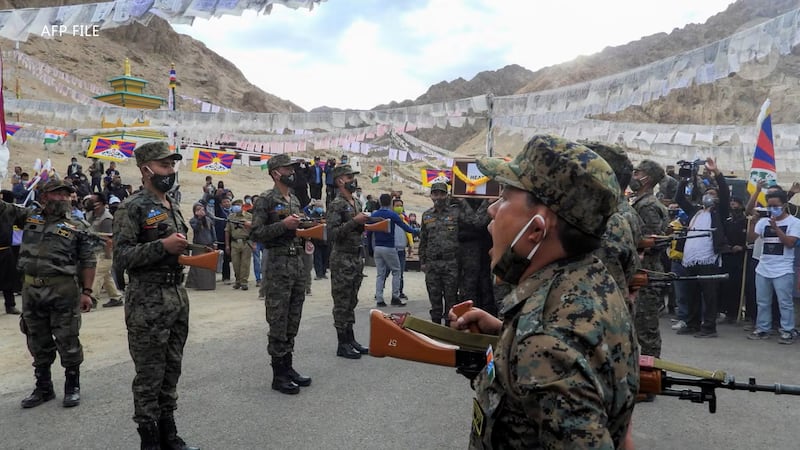 རྒྱ་གར་གྱི་མཐའ་སྲུང་དམག་སྡེའི་རུ་སྒྲིག་བྱེད་བཞིན་པ།