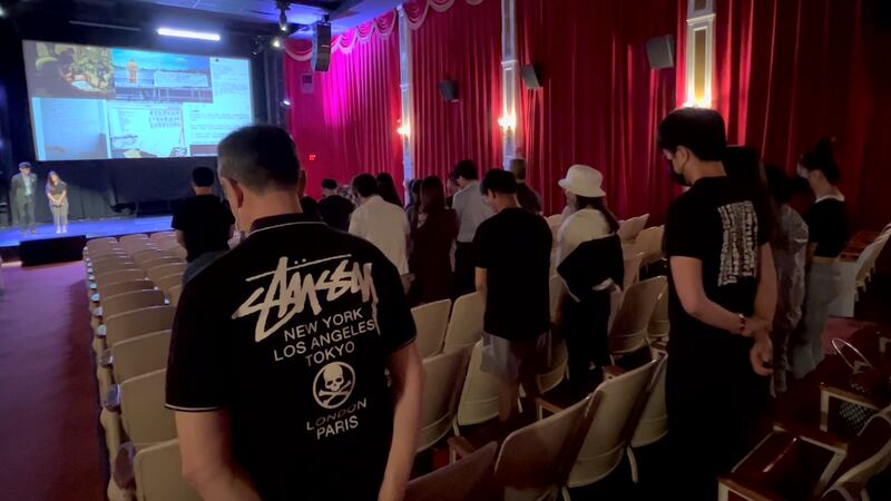 電影播放前,觀眾先為「反送中運動」期間的犧牲者默哀一分鐘。(胡凱文 攝)