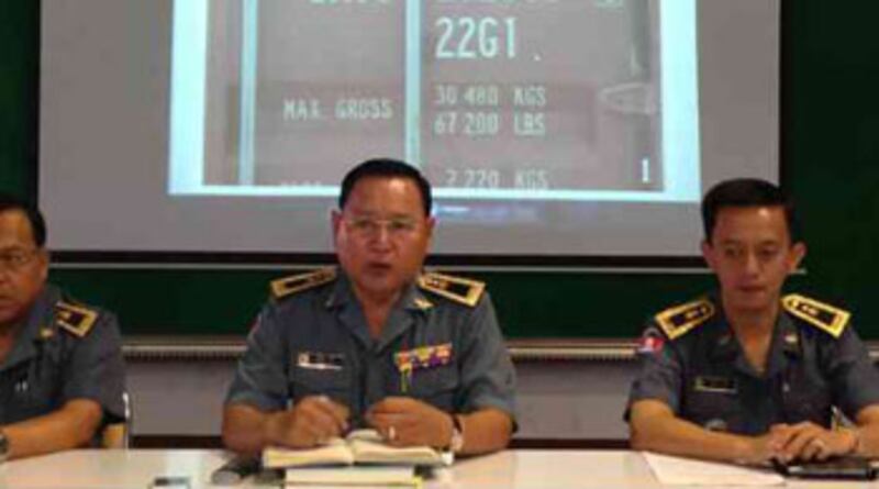 លោក គិន លី ប្រធាន​សាខាគយ និង​រដ្ឋាករ​កំពង់​ផែ​អន្តរជាតិ ខេត្ត​ព្រះសីហនុ (រូប​កណ្ដាល) រូបថត​ថ្ងៃ​ទី ២២ ឧសភា ២០១៤។ 