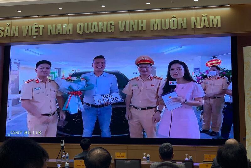 Ảnh minh họa. Phòng Cảnh sát Giao thông Hà Nội, ngày 19/8/2020 trao biển số ô tô cho ông Nguyễn Việt Hưng là công dân đầu tiên thực hiện thành công dịch vụ công thứ 1.000 trên Cổng Dịch vụ công quốc gia.