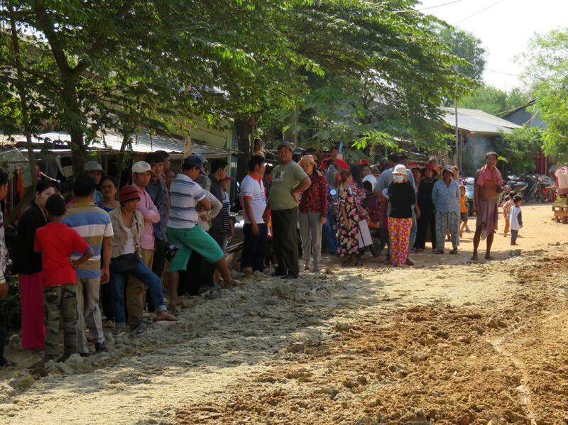 ពលរដ្ឋ​សង្កាត់​ត្រពាំងរាំង ខណ្ឌ​សែនសុខ រាជធានី​ភ្នំពេញ តវ៉ា​ទាមទារ​ឲ្យ​ឈ្មួញ​ទិញ​ដី​បើក​ផ្លូវ​សាធារណៈ កាល​ពី​ព្រឹក​ថ្ងៃ​ទី​២៧ ខែ​ធ្នូ ឆ្នាំ​២០១៥។ 