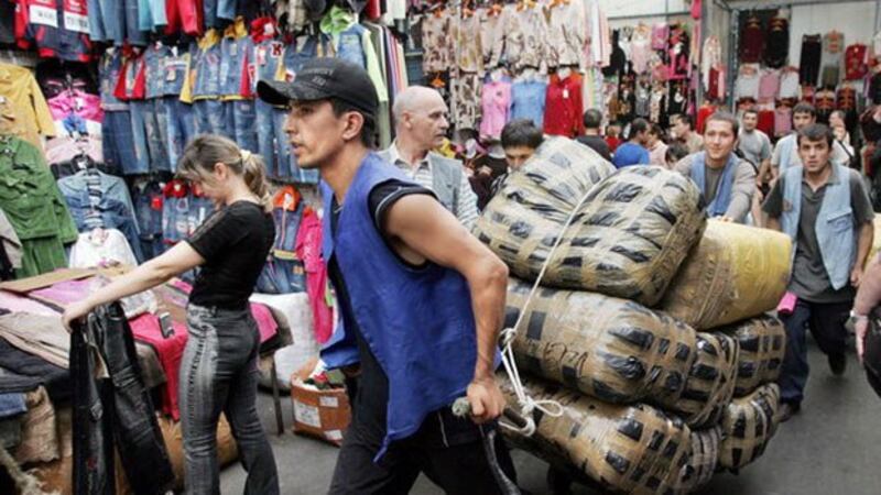 很多在俄罗斯各城市大市场里经商的中国商家都喜欢将现金货款通过这些国际汇款系统汇回国。图为俄罗斯一个商场。（AFP）