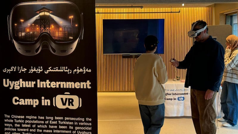 نورۋېگىيە پايتەختى ئوسلودا ئۆتكۈزۈلگەن «خەلقئارالىق ھۆججەتلىك فىلىم بايرىمى» دا نورۋېگىيەدىكى «ئۇيغۇر ئەدلىيەسى ئارخىپ ئامبىرى» ئىشلىگەن «مەۋھۇم رېئاللىقتىكى ئۇيغۇر جازا لاگېرى» ناملىق 3D لىق سىن فىلىمى كۆرسىتىلگەن. 2024-يىلى 4-مارت، ئوسلو