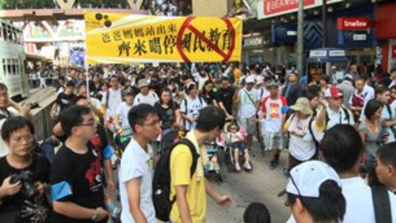图片： 大批香港市民上街游行抗议“洗脑教育”。 （法新社图片）