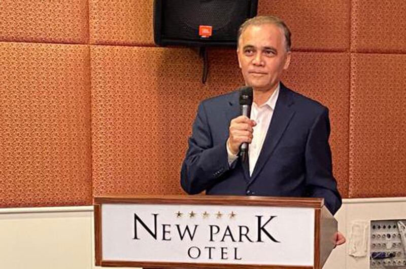 ئۇيغۇر ئاكادېمىيەسىنىڭ ئۇيۇشتۇرۇشى، ئامېرىكا تىنچلىق ئىنستىتۇتىنىڭ ياردىمى بىلەن ئەنقەرەدە ئۆتكۈزۈلگەن ئۇيغۇر ياشلىرىنى تەربىيەلەش كۇرسىنىگ ئېچىلىش مۇراسىمىدا ئۇيغۇر ئاكادېمىيەسىنىڭ رەئىسى دوكتور رىشات ئابباس ئەپەندى سۆز قىلماقتا. 2023-يىلى 10-ئىيۇل، تۈركىيە.